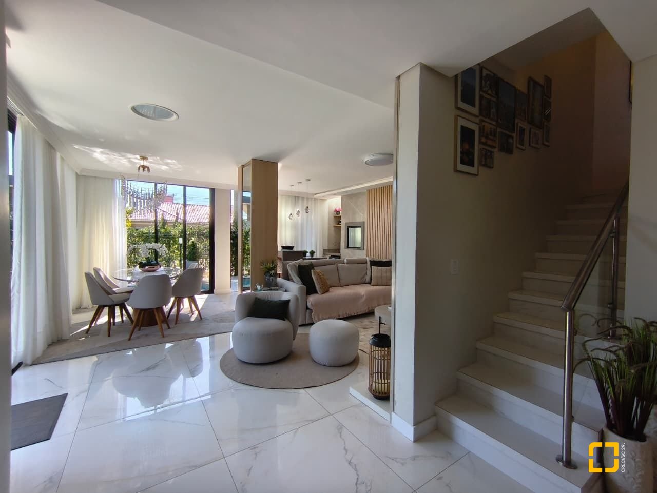 Casa com 200m², 6 quartos (sendo 3 suítes), 2 garagens, no bairro Cachoeira do Bom Jesus em Florianópolis