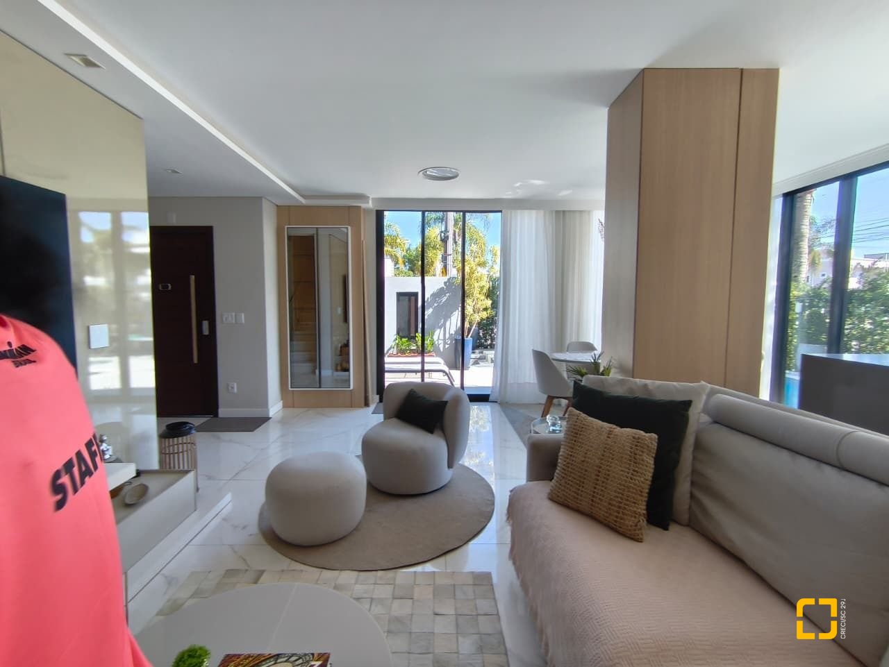 Casa com 200m², 6 quartos (sendo 3 suítes), 2 garagens, no bairro Cachoeira do Bom Jesus em Florianópolis