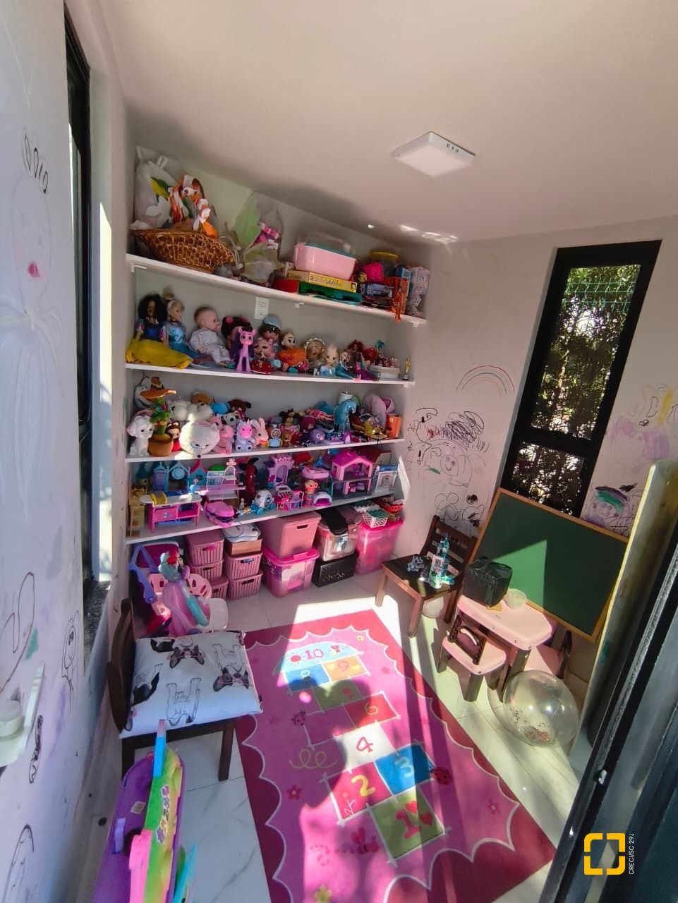 Casa com 200m², 6 quartos (sendo 3 suítes), 2 garagens, no bairro Cachoeira do Bom Jesus em Florianópolis