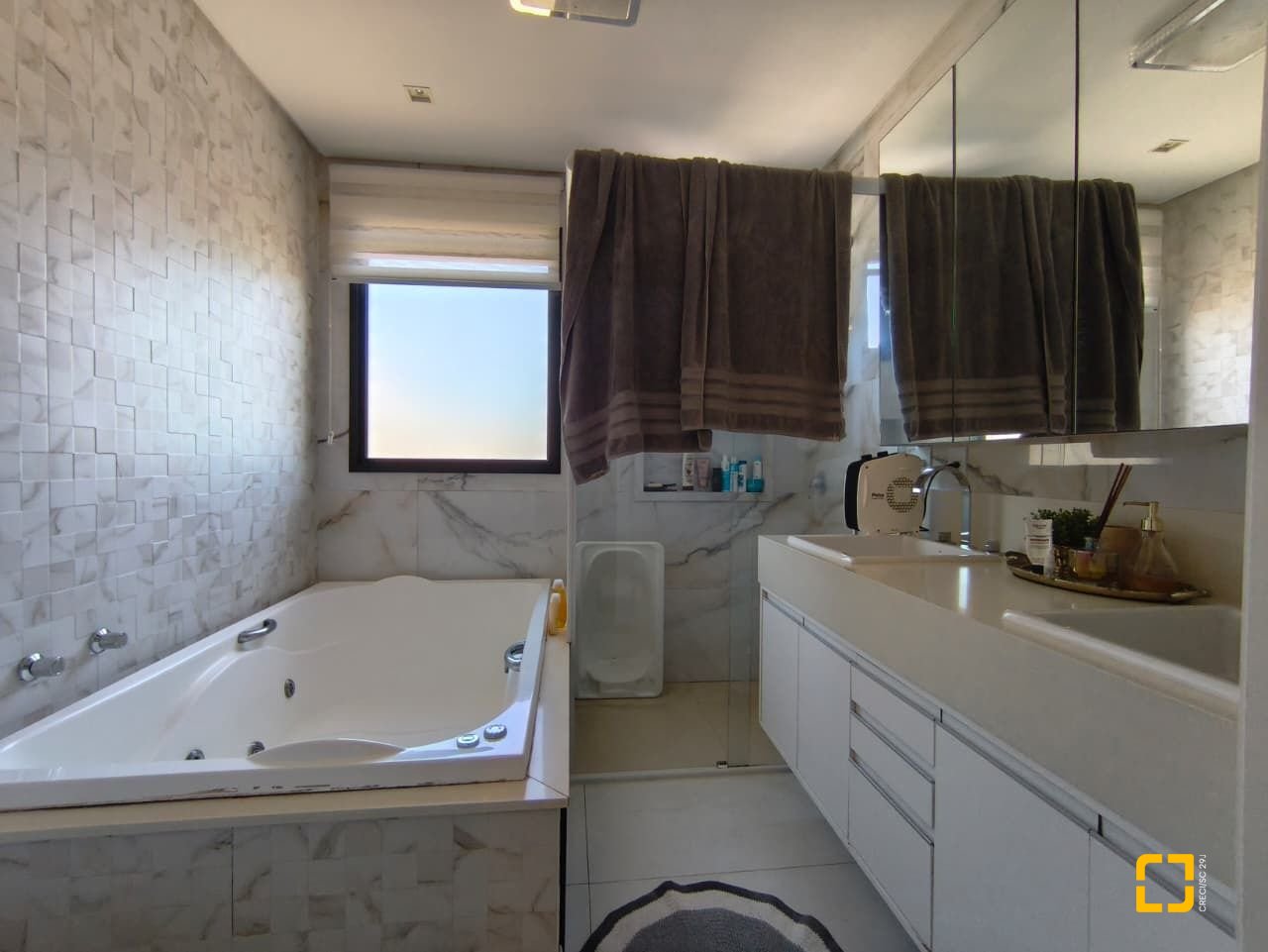 Casa com 200m², 6 quartos (sendo 3 suítes), 2 garagens, no bairro Cachoeira do Bom Jesus em Florianópolis