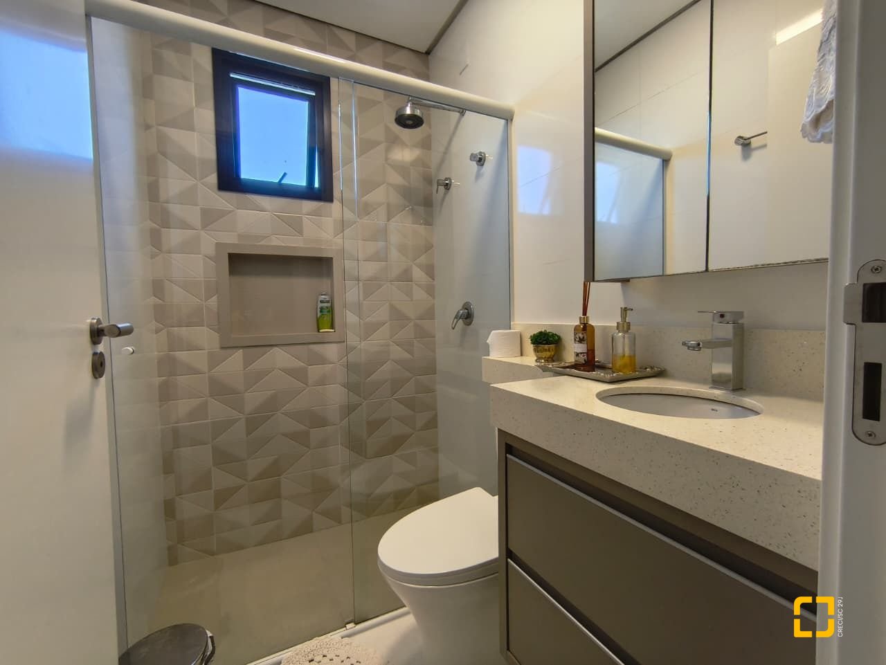 Casa com 200m², 6 quartos (sendo 3 suítes), 2 garagens, no bairro Cachoeira do Bom Jesus em Florianópolis