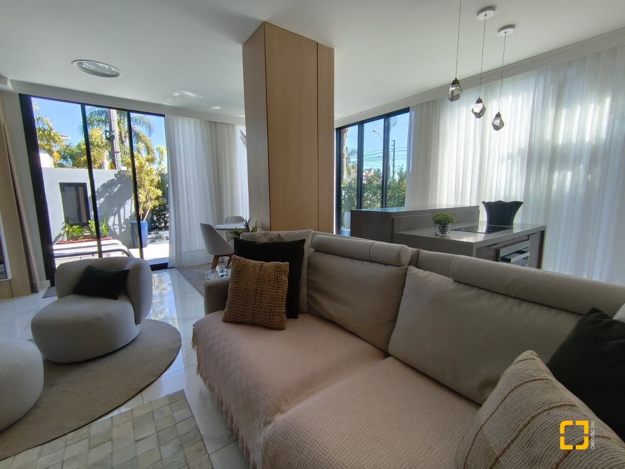 Casa com 200m², 6 quartos (sendo 3 suítes), 2 garagens, no bairro Cachoeira do Bom Jesus em Florianópolis