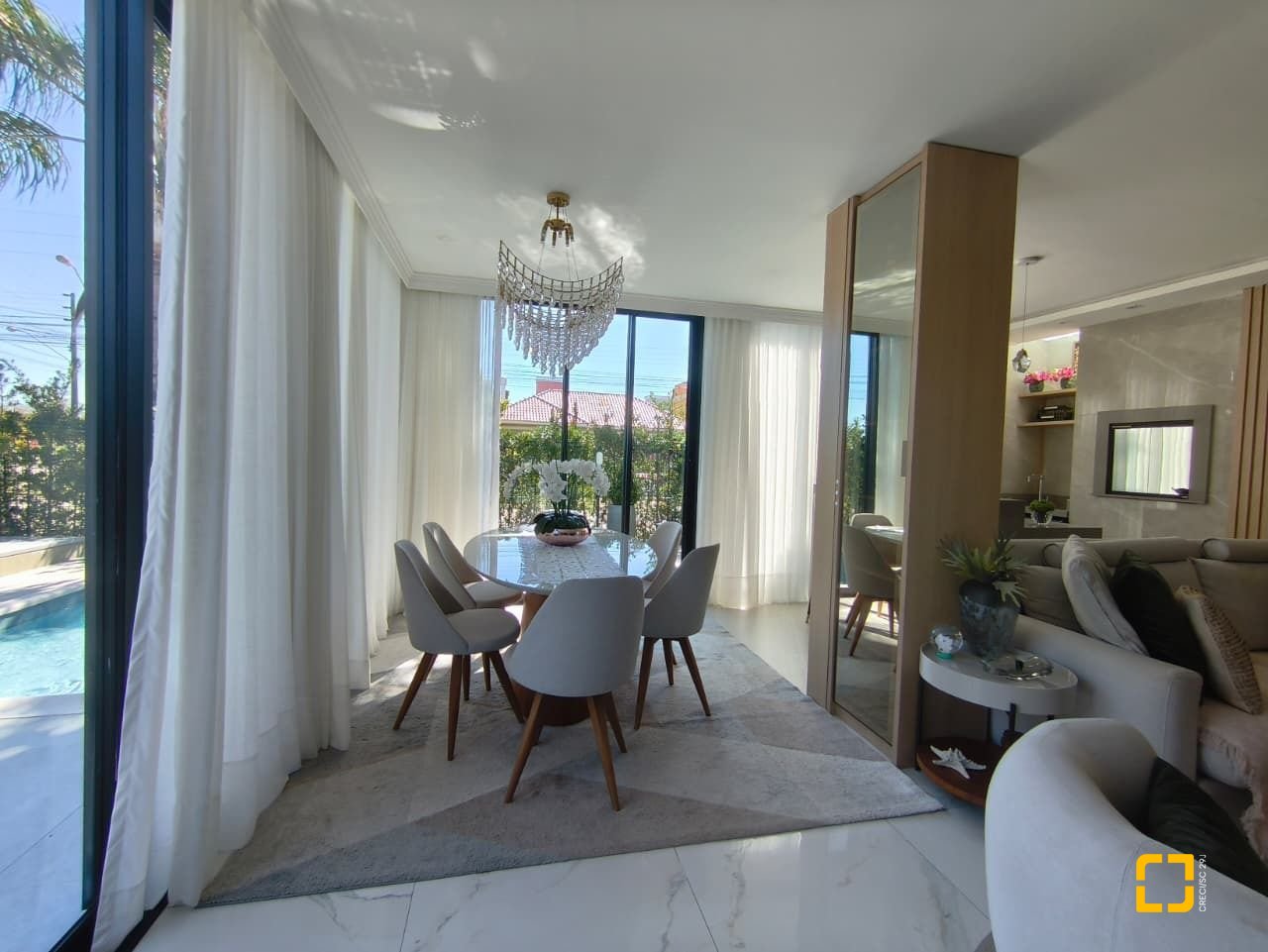 Casa com 200m², 6 quartos (sendo 3 suítes), 2 garagens, no bairro Cachoeira do Bom Jesus em Florianópolis