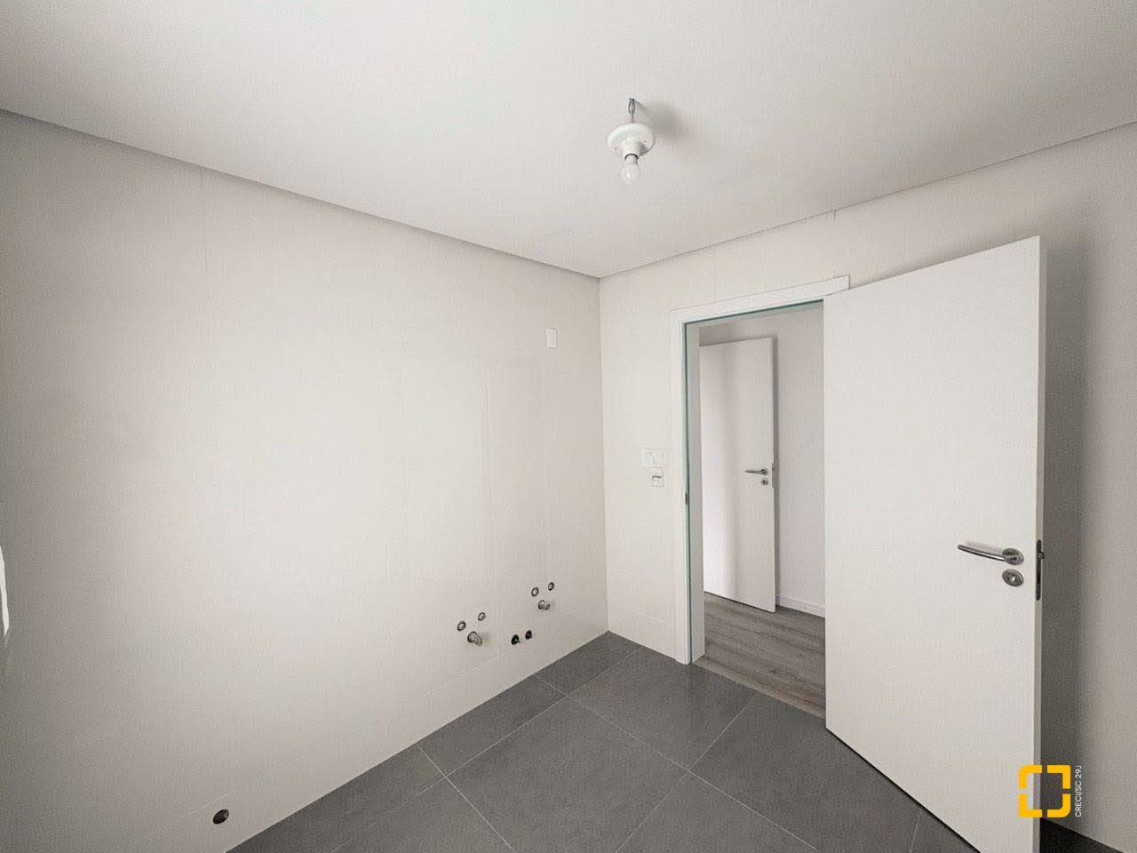 Casa com 131m², 4 quartos (sendo 1 suíte), 2 garagens, no bairro Carianos em Florianópolis