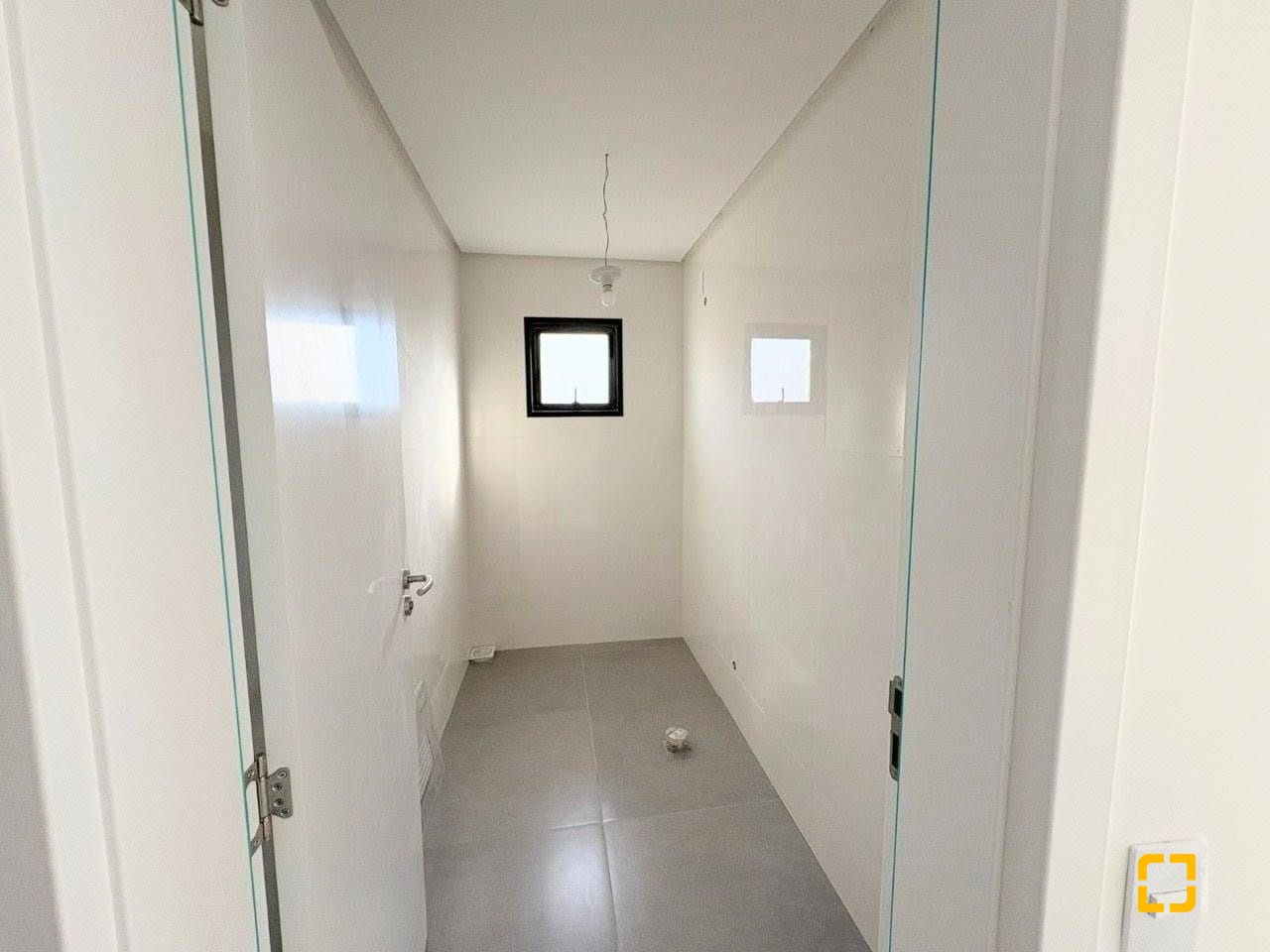 Casa com 131m², 4 quartos (sendo 1 suíte), 2 garagens, no bairro Carianos em Florianópolis