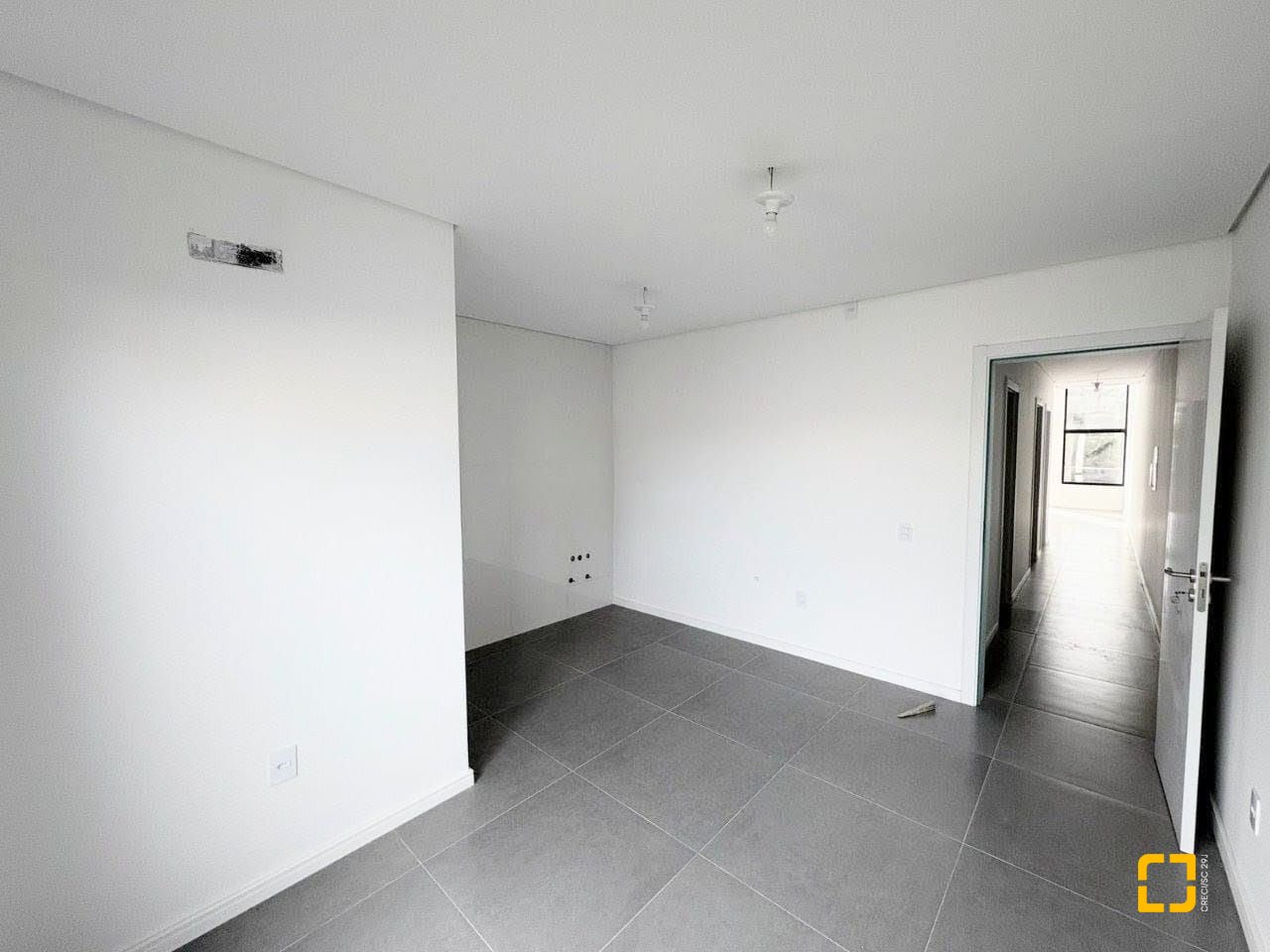 Casa com 131m², 4 quartos (sendo 1 suíte), 2 garagens, no bairro Carianos em Florianópolis