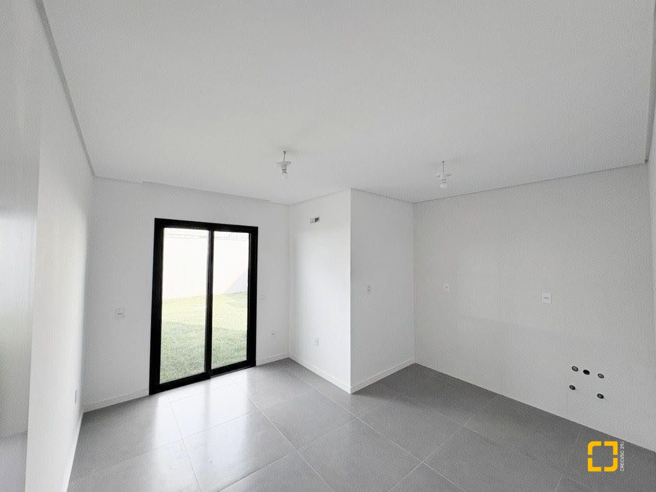 Casa com 131m², 4 quartos (sendo 1 suíte), 2 garagens, no bairro Carianos em Florianópolis