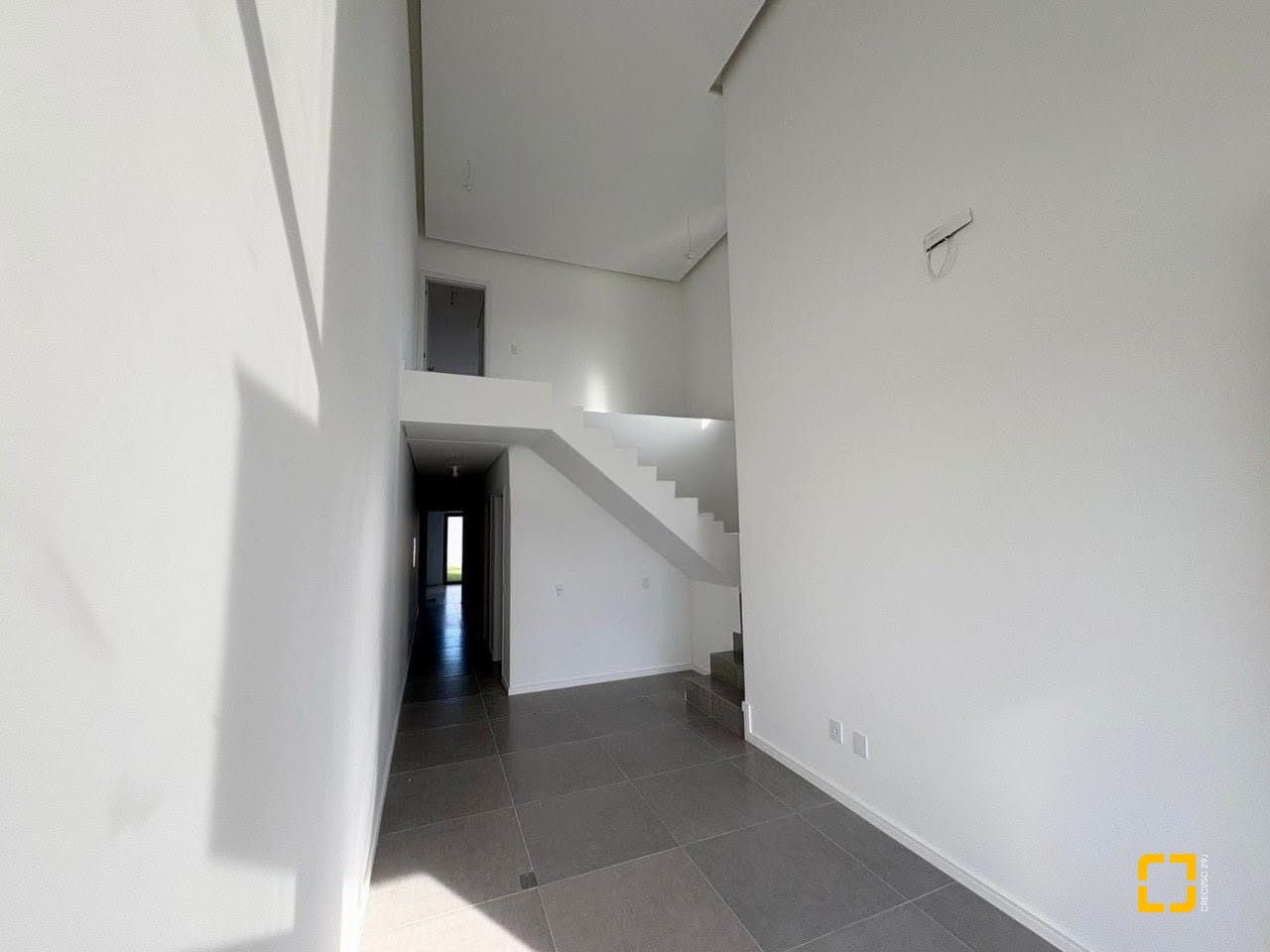 Casa com 131m², 4 quartos (sendo 1 suíte), 2 garagens, no bairro Carianos em Florianópolis