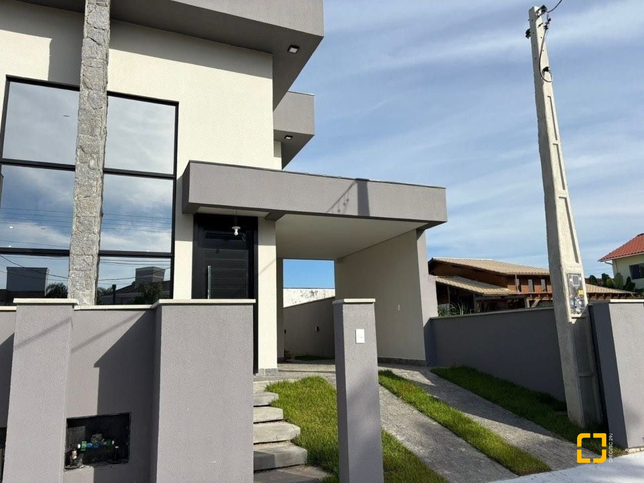 Casa com 131m², 4 quartos (sendo 1 suíte), 2 garagens, no bairro Carianos em Florianópolis