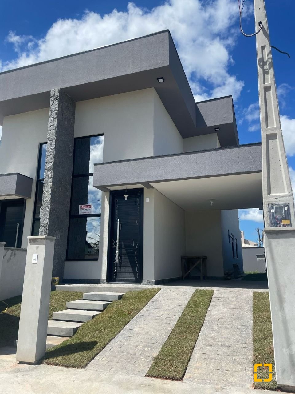 Casa com 131m², 4 quartos (sendo 1 suíte), 2 garagens, no bairro Carianos em Florianópolis