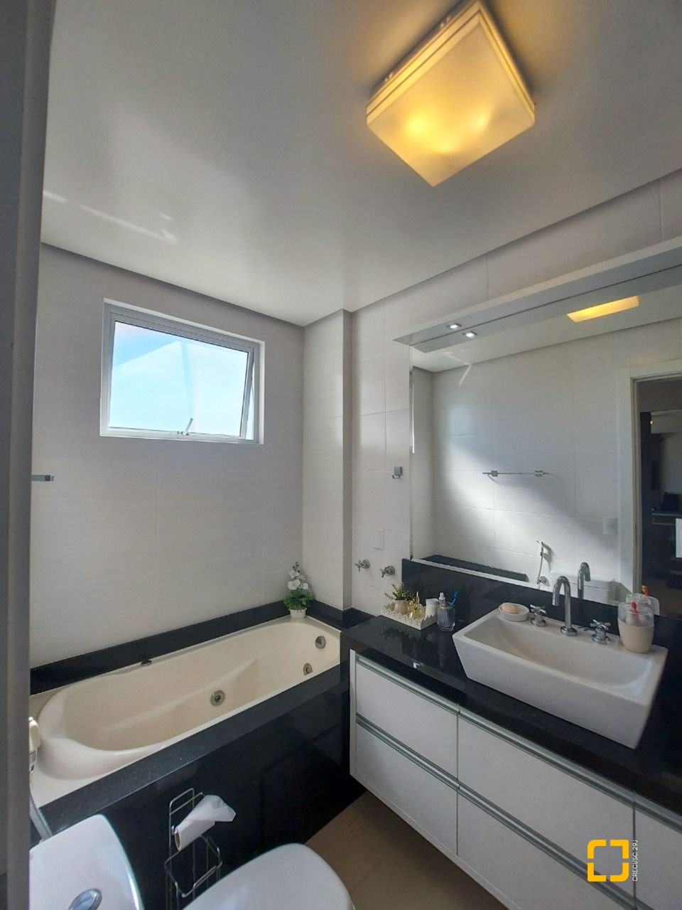 Apartamento com 128m², 4 quartos (sendo 1 suíte), 2 garagens, no bairro Agronômica em Florianópolis
