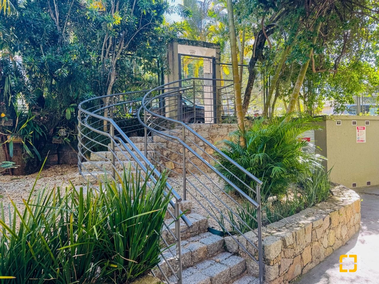 Apartamento com 145m², 4 quartos (sendo 1 suíte), 3 garagens, no bairro Lagoa da Conceição em Florianópolis