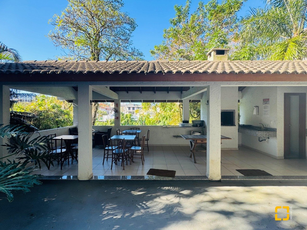 Apartamento com 145m², 4 quartos (sendo 1 suíte), 3 garagens, no bairro Lagoa da Conceição em Florianópolis