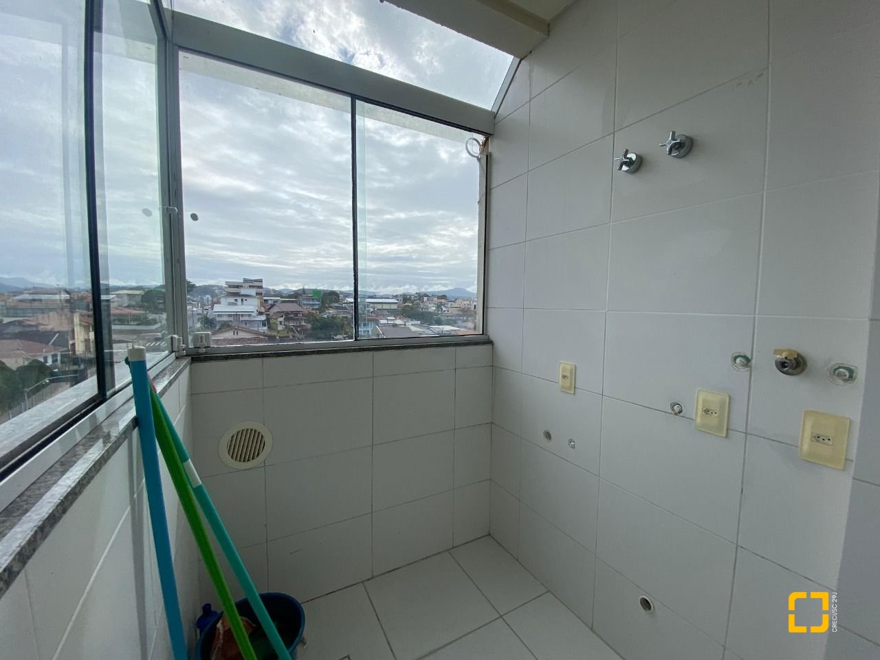 Cobertura com 97m², 6 quartos (sendo 3 suítes), 2 garagens, no bairro Capoeiras em Florianópolis
