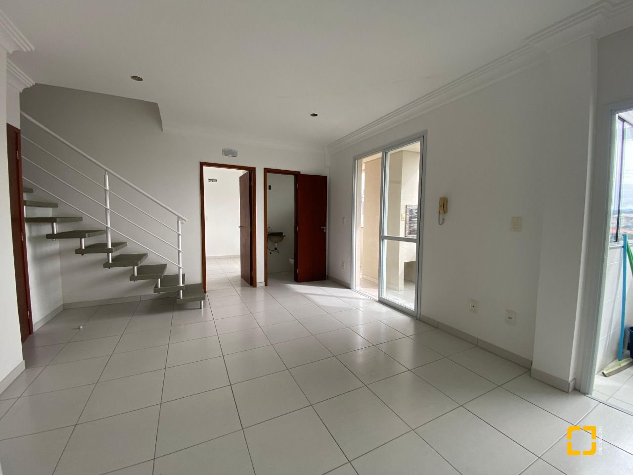 Cobertura com 97m², 6 quartos (sendo 3 suítes), 2 garagens, no bairro Capoeiras em Florianópolis
