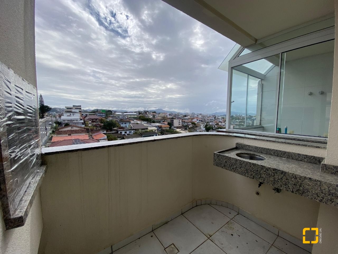 Cobertura com 97m², 6 quartos (sendo 3 suítes), 2 garagens, no bairro Capoeiras em Florianópolis