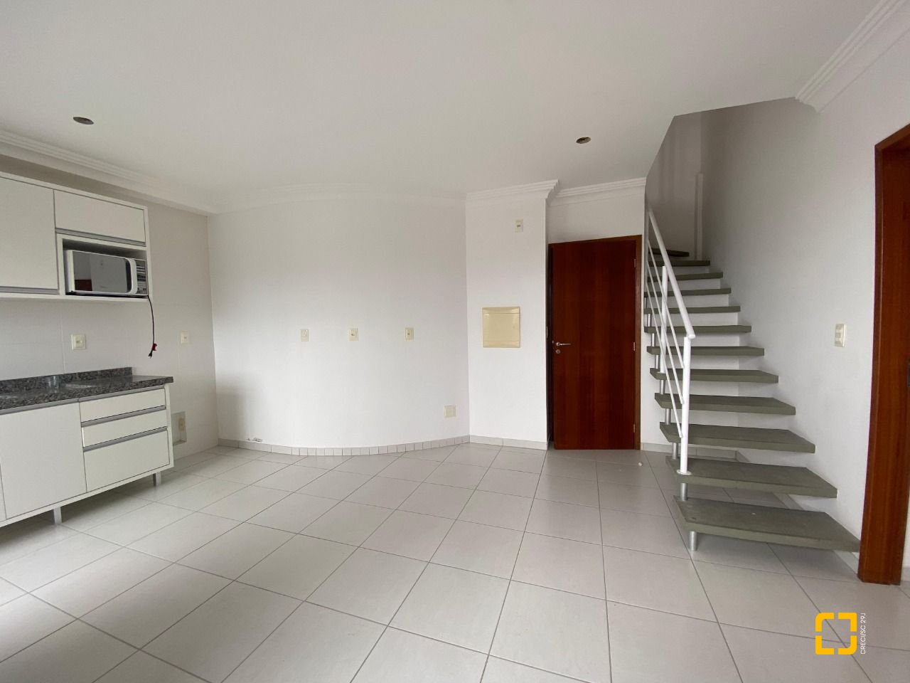 Cobertura com 97m², 6 quartos (sendo 3 suítes), 2 garagens, no bairro Capoeiras em Florianópolis