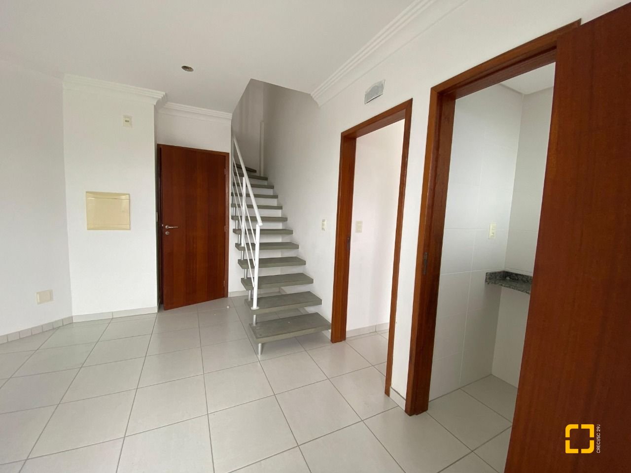 Cobertura com 97m², 6 quartos (sendo 3 suítes), 2 garagens, no bairro Capoeiras em Florianópolis