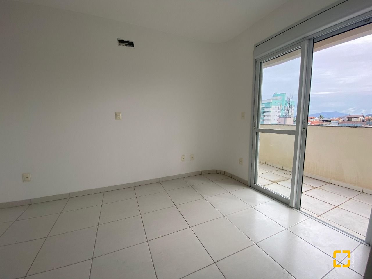 Cobertura com 97m², 6 quartos (sendo 3 suítes), 2 garagens, no bairro Capoeiras em Florianópolis