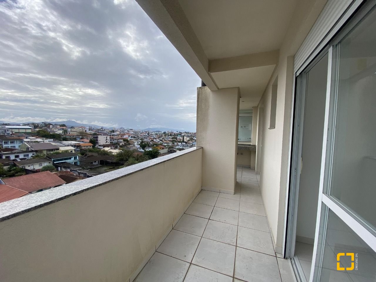 Cobertura com 97m², 6 quartos (sendo 3 suítes), 2 garagens, no bairro Capoeiras em Florianópolis
