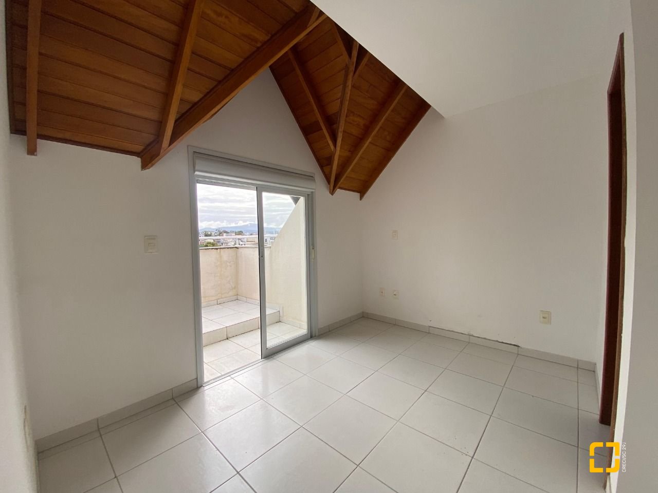 Cobertura com 97m², 6 quartos (sendo 3 suítes), 2 garagens, no bairro Capoeiras em Florianópolis
