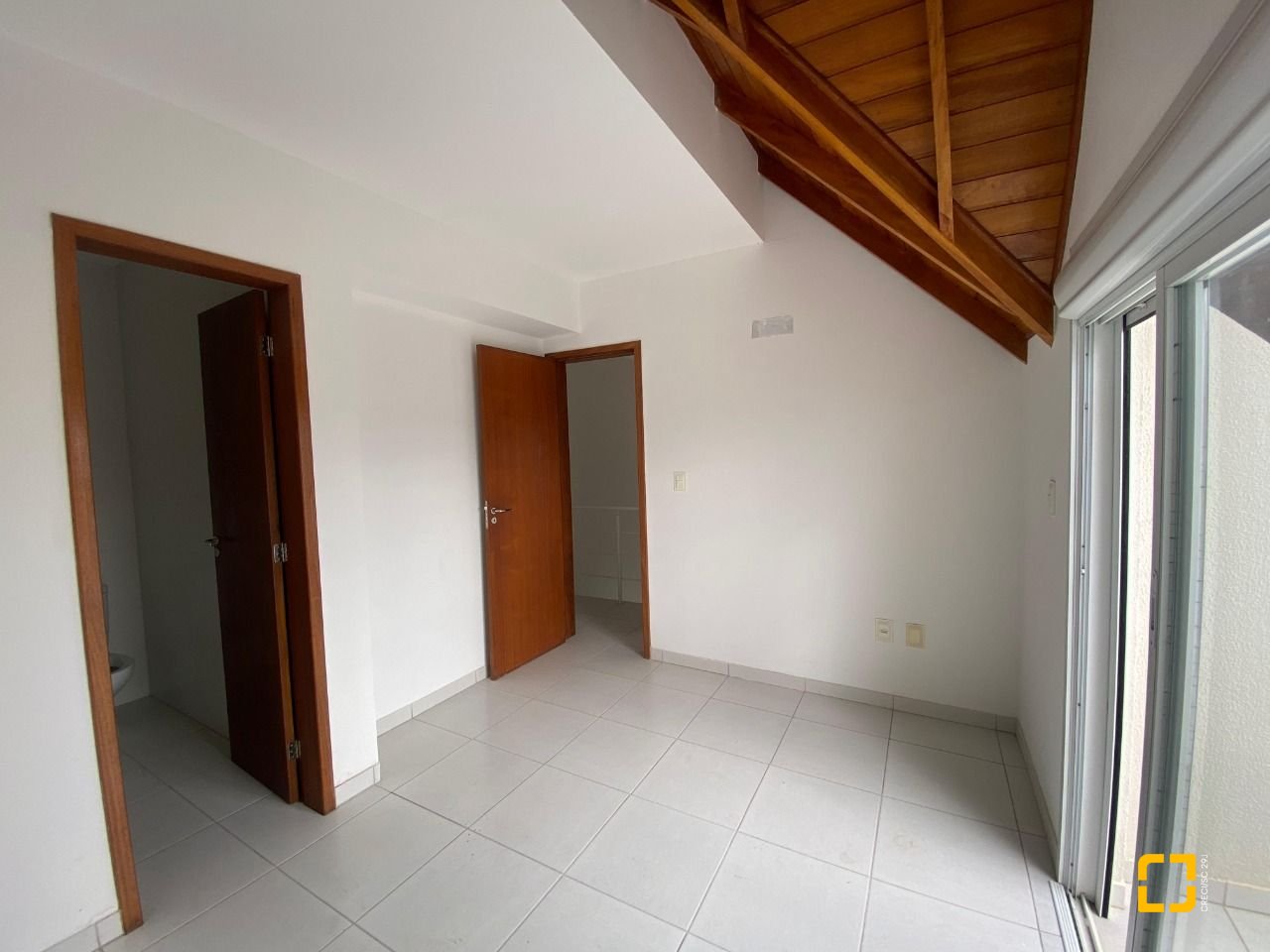 Cobertura com 97m², 6 quartos (sendo 3 suítes), 2 garagens, no bairro Capoeiras em Florianópolis