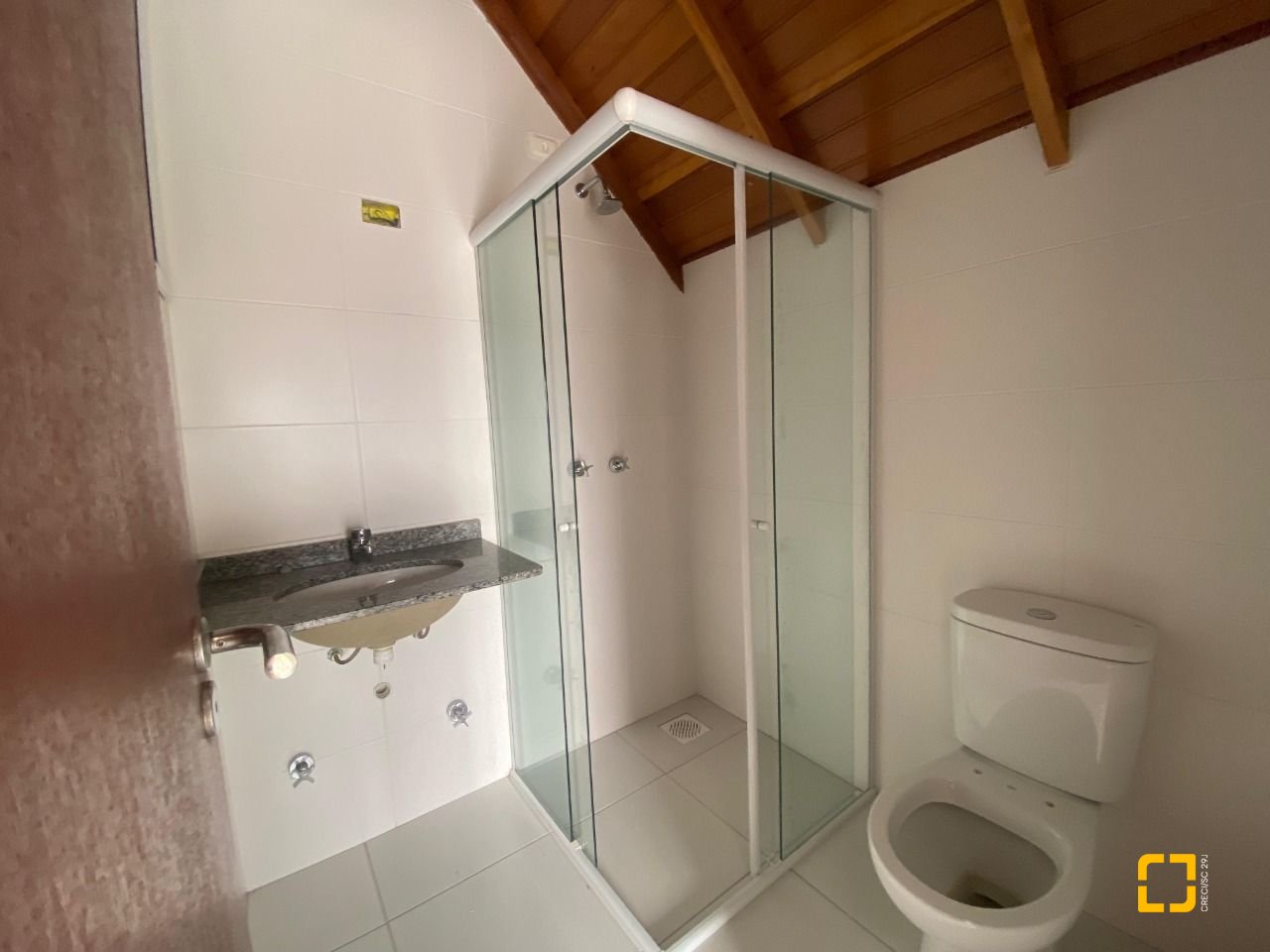 Cobertura com 97m², 6 quartos (sendo 3 suítes), 2 garagens, no bairro Capoeiras em Florianópolis