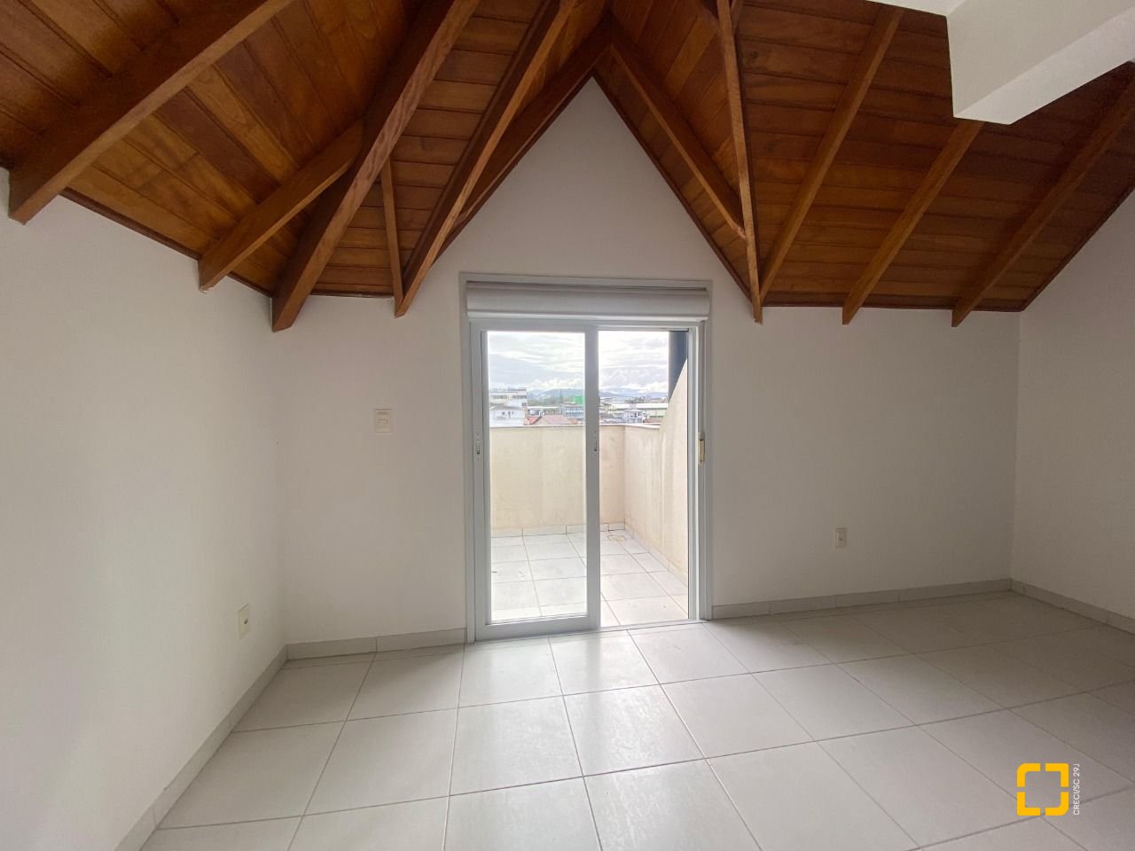 Cobertura com 97m², 6 quartos (sendo 3 suítes), 2 garagens, no bairro Capoeiras em Florianópolis