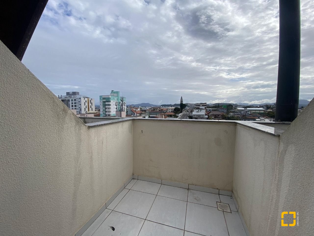 Cobertura com 97m², 6 quartos (sendo 3 suítes), 2 garagens, no bairro Capoeiras em Florianópolis