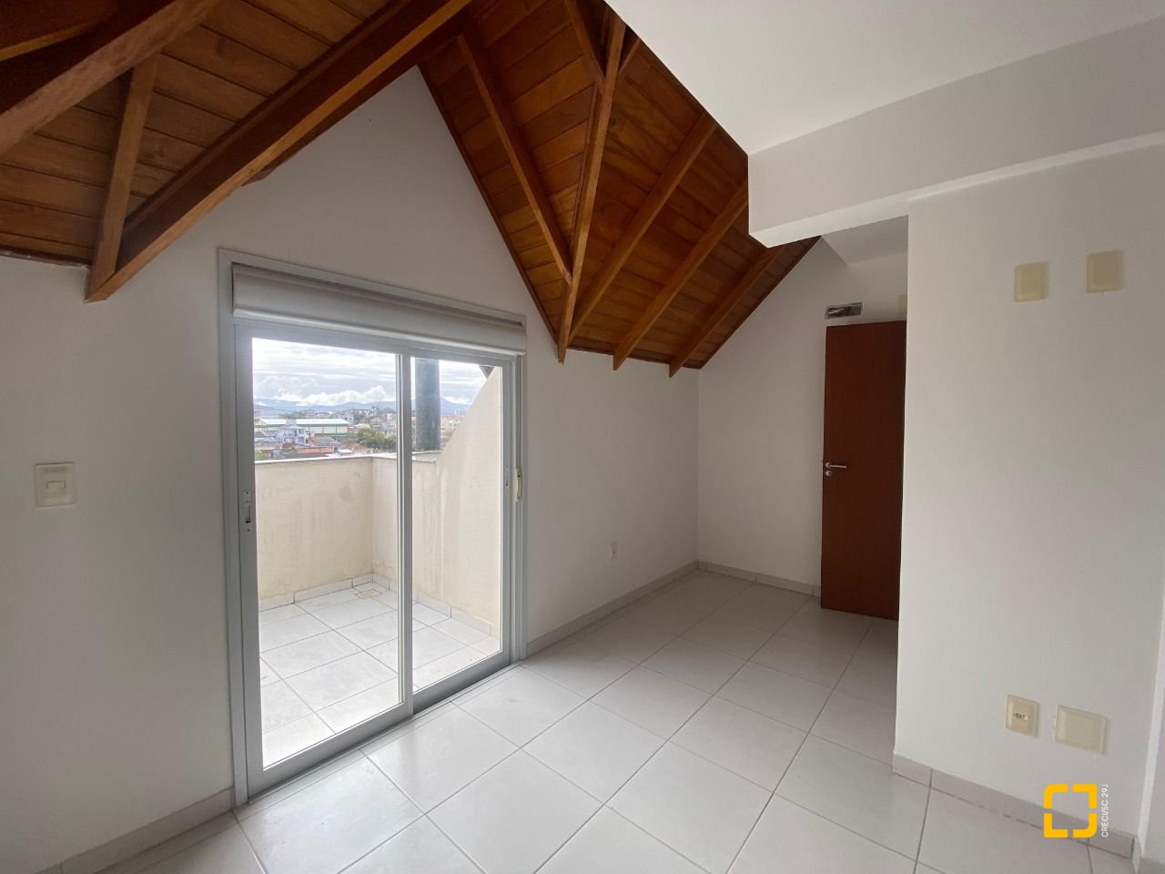 Cobertura com 97m², 6 quartos (sendo 3 suítes), 2 garagens, no bairro Capoeiras em Florianópolis