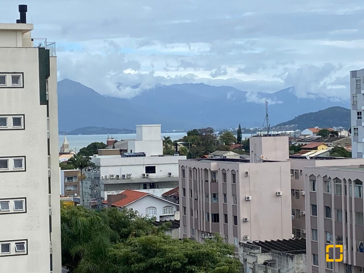 Cobertura com 97m², 6 quartos (sendo 3 suítes), 2 garagens, no bairro Capoeiras em Florianópolis