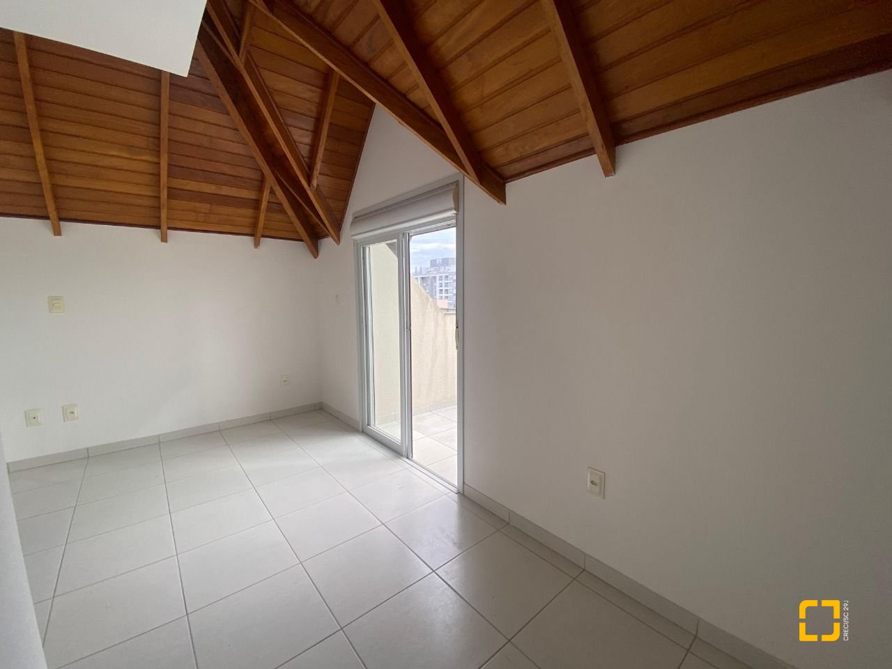 Cobertura com 97m², 6 quartos (sendo 3 suítes), 2 garagens, no bairro Capoeiras em Florianópolis
