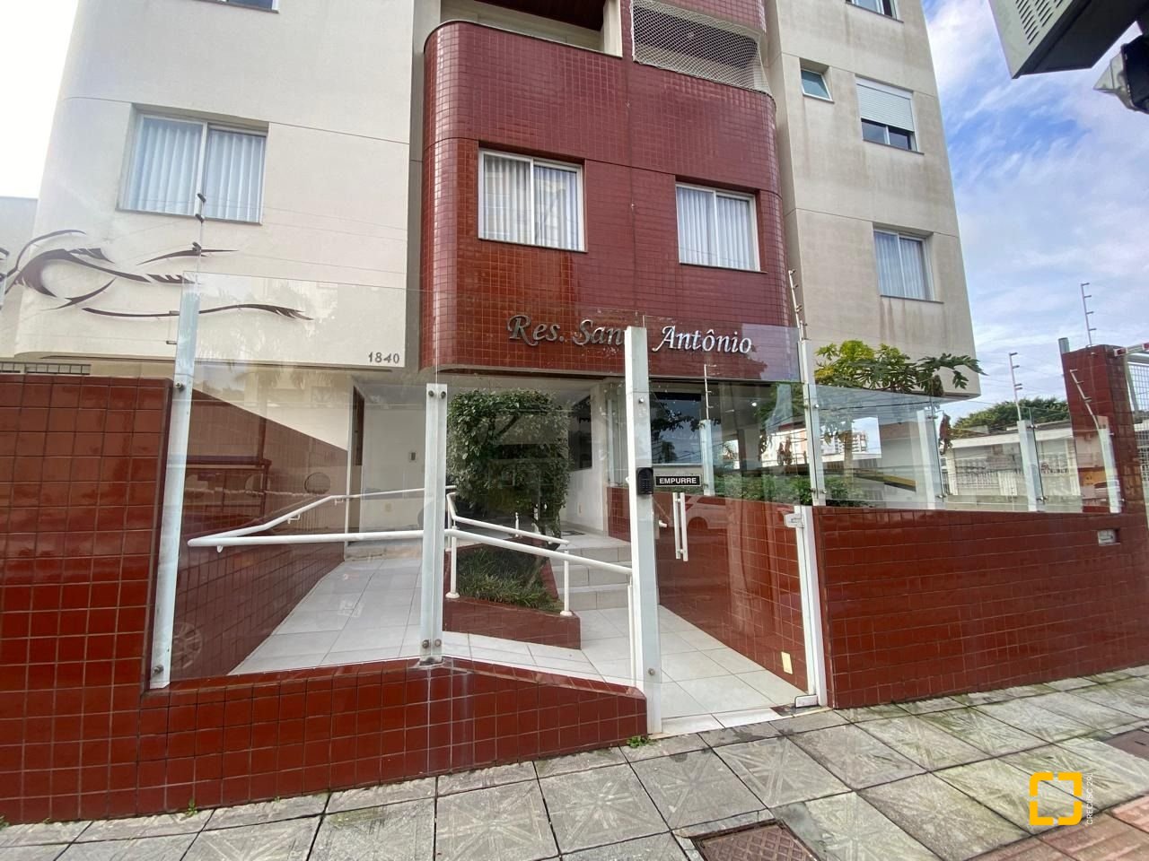 Cobertura com 97m², 6 quartos (sendo 3 suítes), 2 garagens, no bairro Capoeiras em Florianópolis