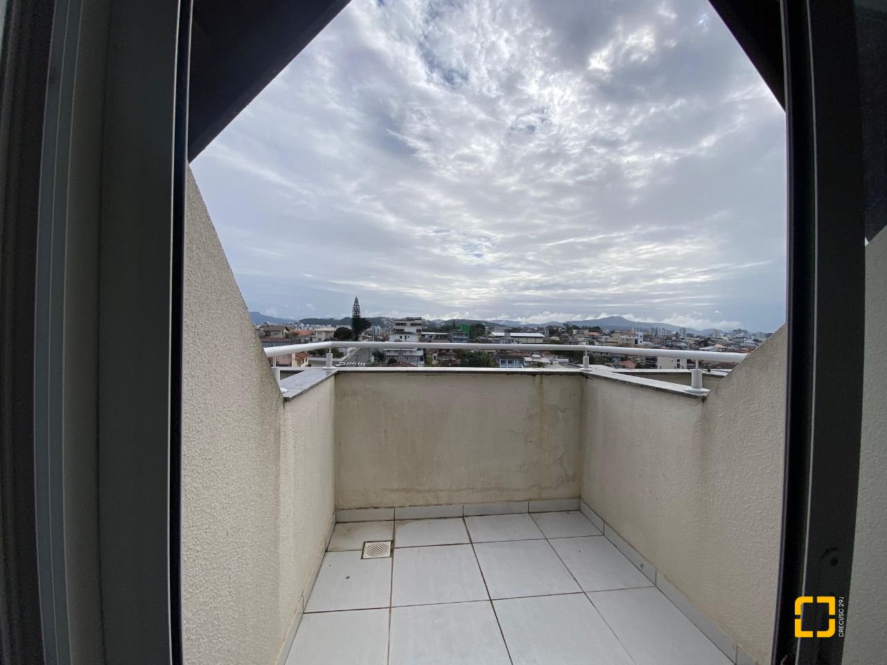 Cobertura com 97m², 6 quartos (sendo 3 suítes), 2 garagens, no bairro Capoeiras em Florianópolis