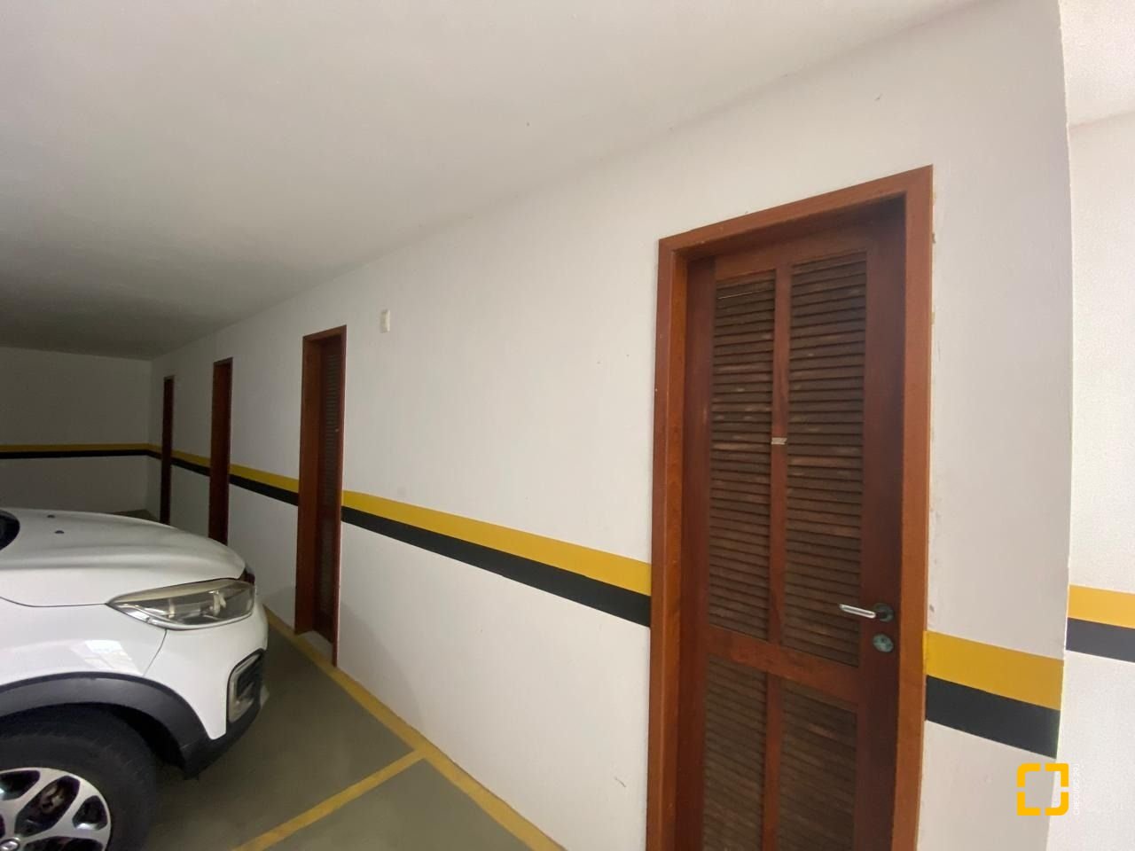Cobertura com 97m², 6 quartos (sendo 3 suítes), 2 garagens, no bairro Capoeiras em Florianópolis
