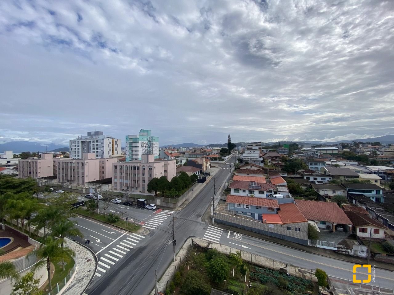 Cobertura com 97m², 6 quartos (sendo 3 suítes), 2 garagens, no bairro Capoeiras em Florianópolis