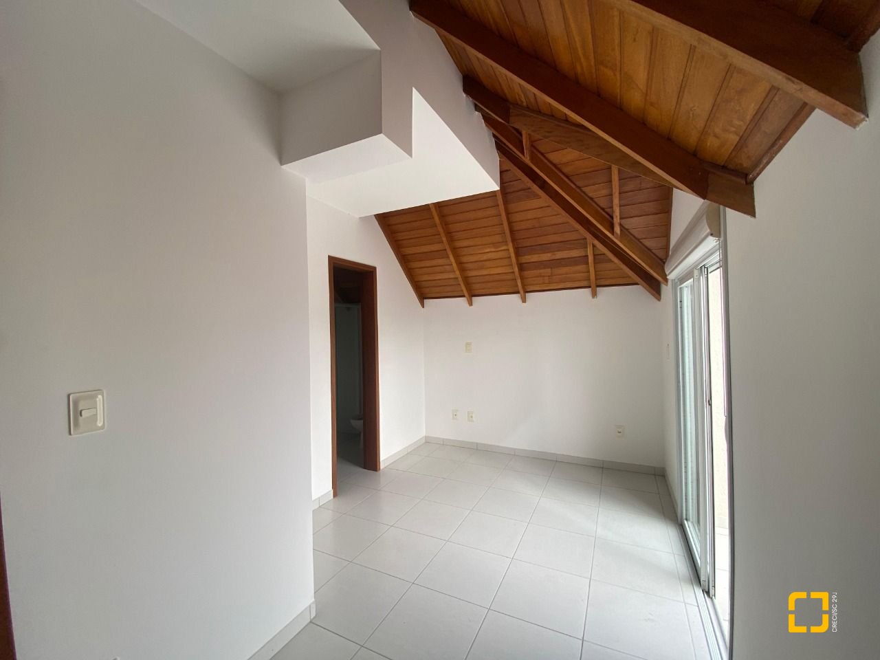 Cobertura com 97m², 6 quartos (sendo 3 suítes), 2 garagens, no bairro Capoeiras em Florianópolis