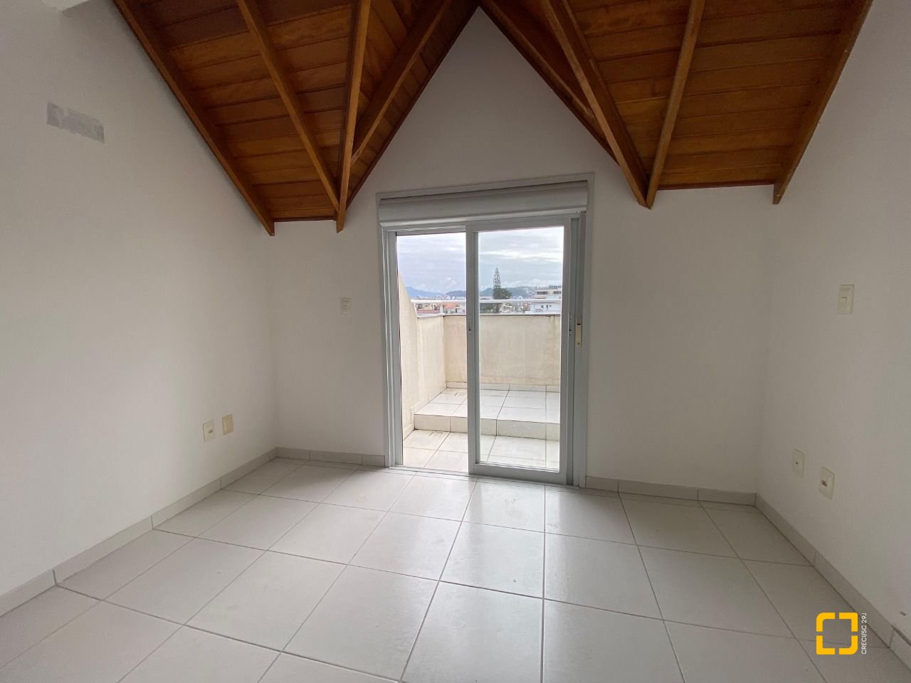 Cobertura com 97m², 6 quartos (sendo 3 suítes), 2 garagens, no bairro Capoeiras em Florianópolis