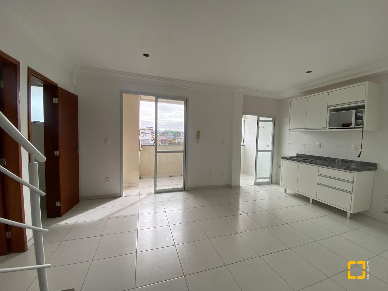 Cobertura com 97m², 6 quartos (sendo 3 suítes), 2 garagens, no bairro Capoeiras em Florianópolis