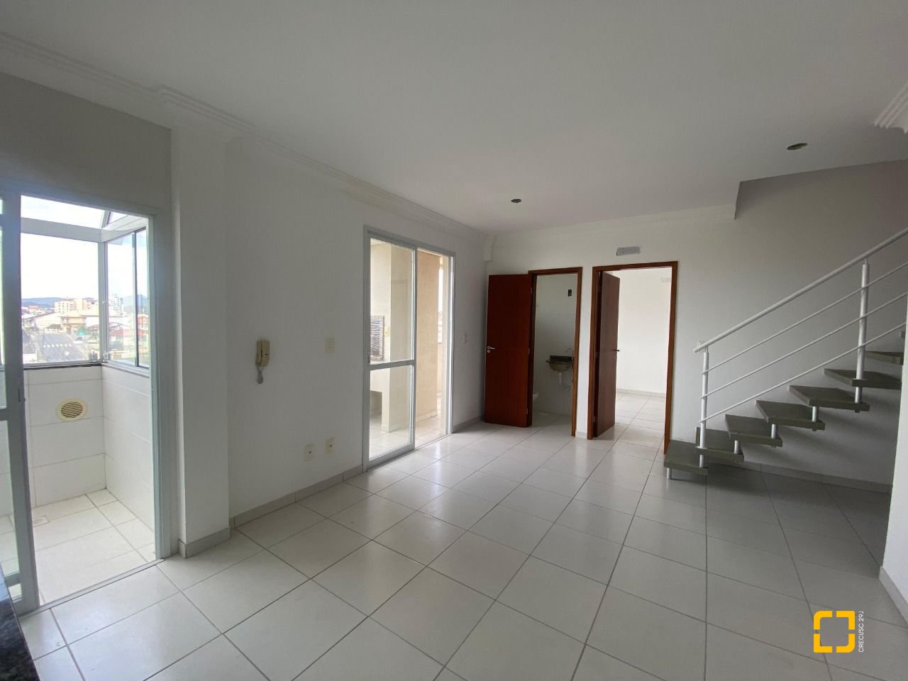 Cobertura com 99m², 6 quartos (sendo 3 suítes), 2 garagens, no bairro Capoeiras em Florianópolis