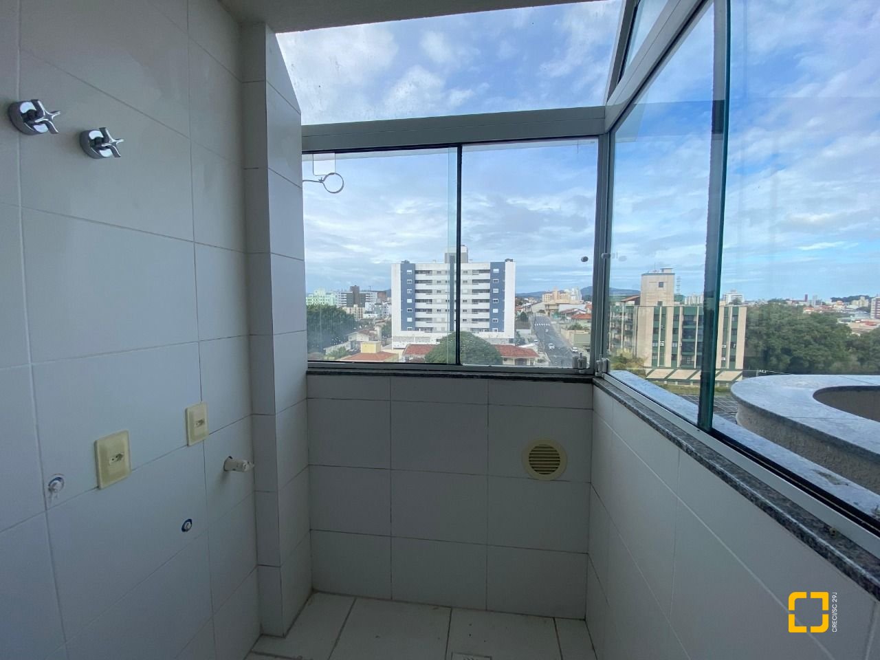 Cobertura com 99m², 6 quartos (sendo 3 suítes), 2 garagens, no bairro Capoeiras em Florianópolis