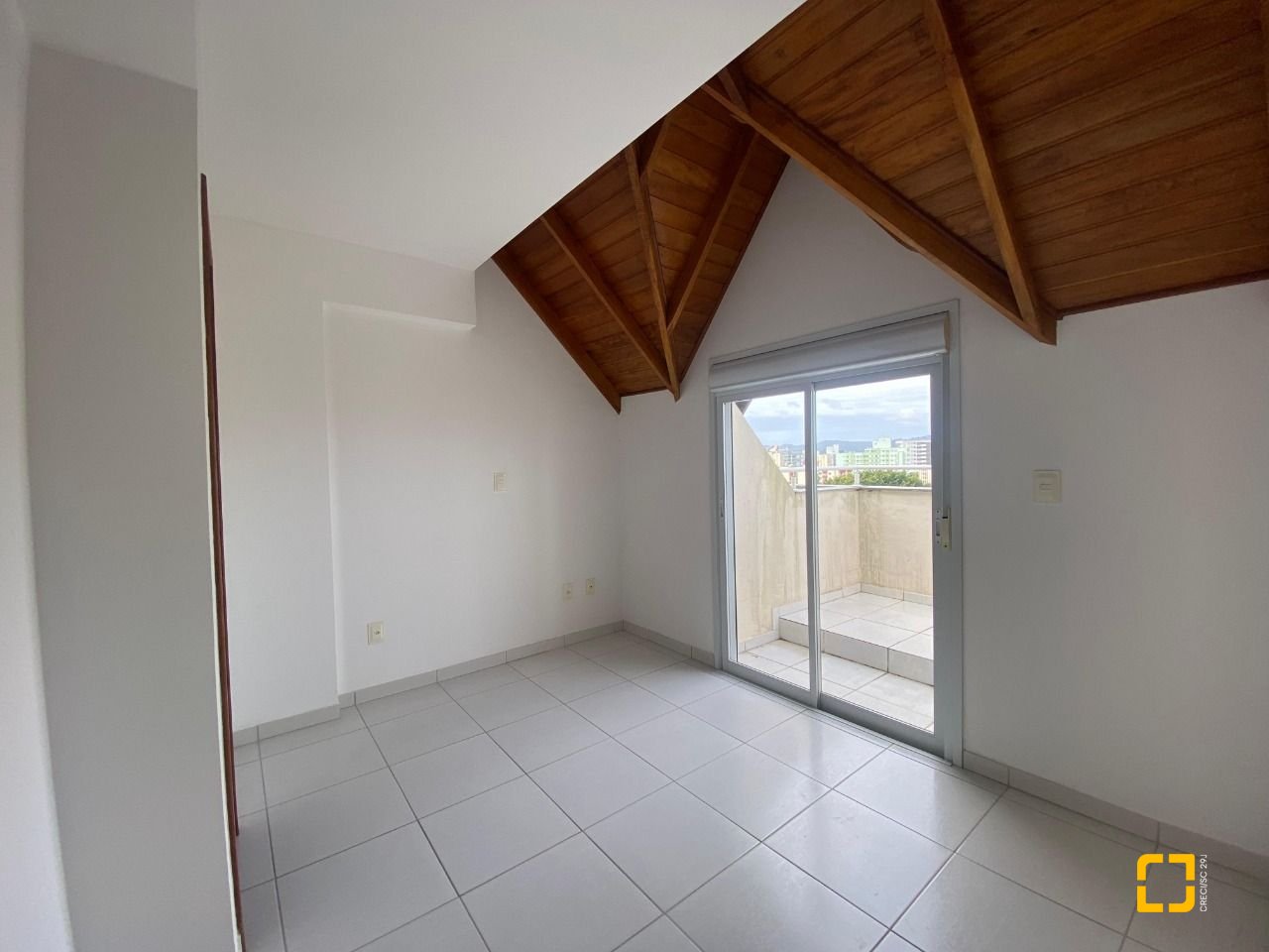 Cobertura com 99m², 6 quartos (sendo 3 suítes), 2 garagens, no bairro Capoeiras em Florianópolis