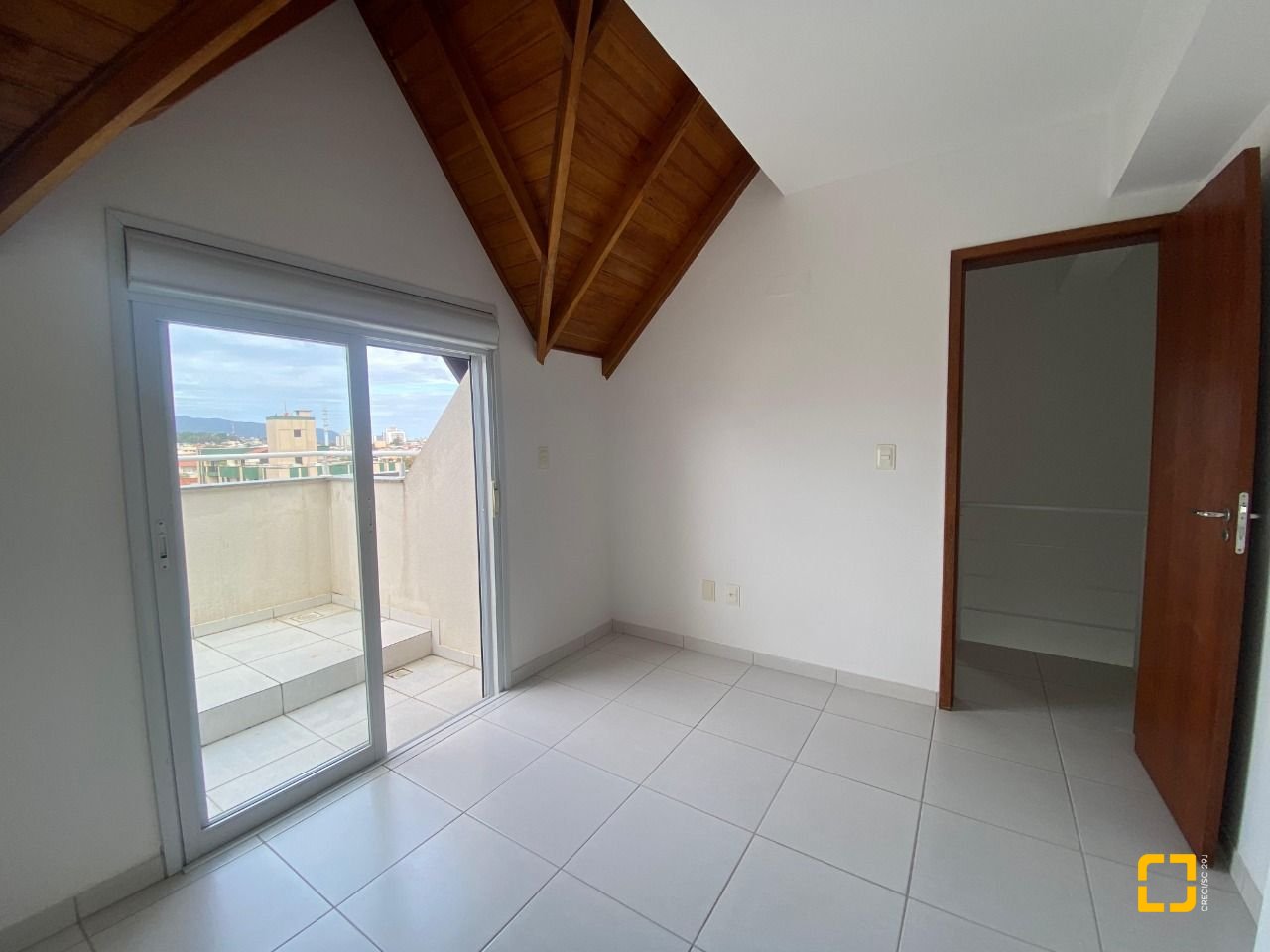 Cobertura com 99m², 6 quartos (sendo 3 suítes), 2 garagens, no bairro Capoeiras em Florianópolis