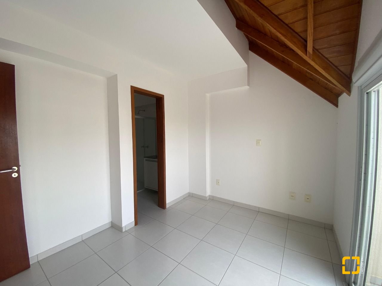 Cobertura com 99m², 6 quartos (sendo 3 suítes), 2 garagens, no bairro Capoeiras em Florianópolis