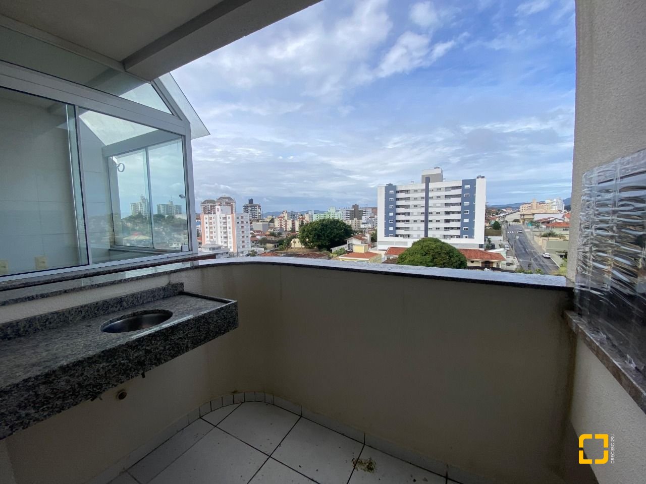 Cobertura com 99m², 6 quartos (sendo 3 suítes), 2 garagens, no bairro Capoeiras em Florianópolis