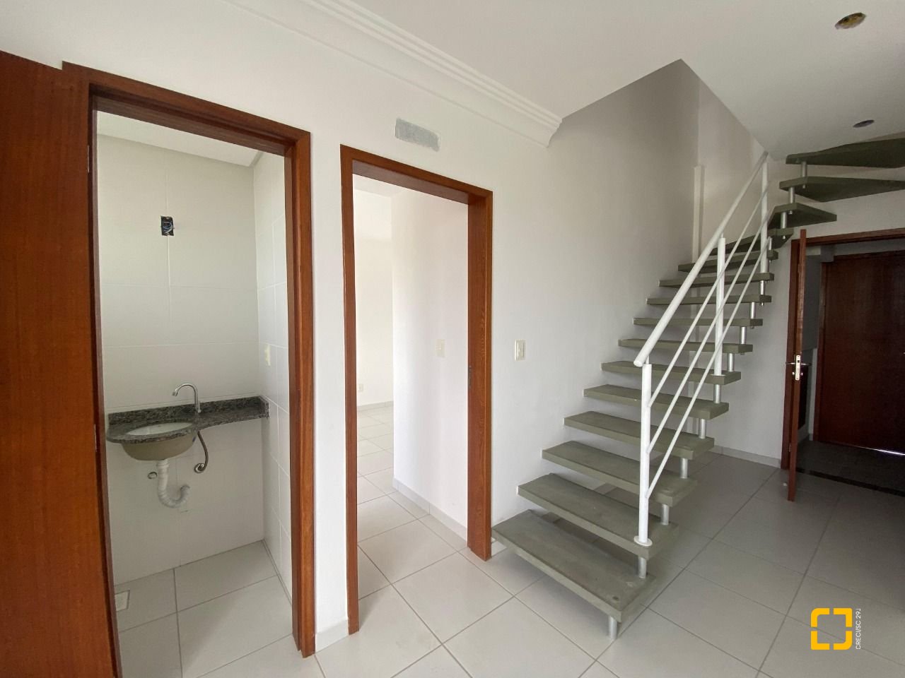 Cobertura com 99m², 6 quartos (sendo 3 suítes), 2 garagens, no bairro Capoeiras em Florianópolis