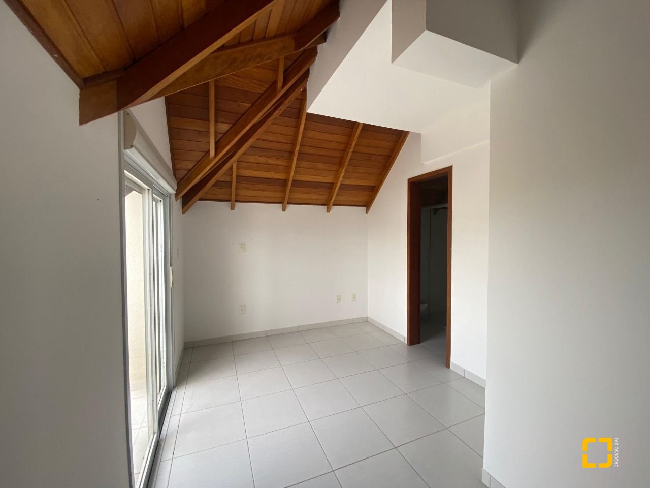 Cobertura com 99m², 6 quartos (sendo 3 suítes), 2 garagens, no bairro Capoeiras em Florianópolis