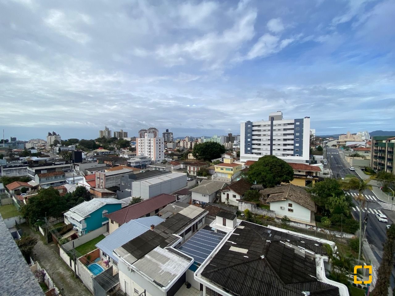 Cobertura com 99m², 6 quartos (sendo 3 suítes), 2 garagens, no bairro Capoeiras em Florianópolis