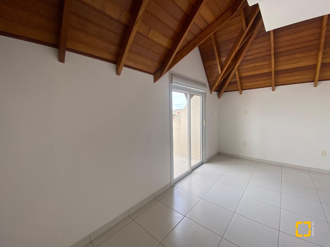 Cobertura com 99m², 6 quartos (sendo 3 suítes), 2 garagens, no bairro Capoeiras em Florianópolis