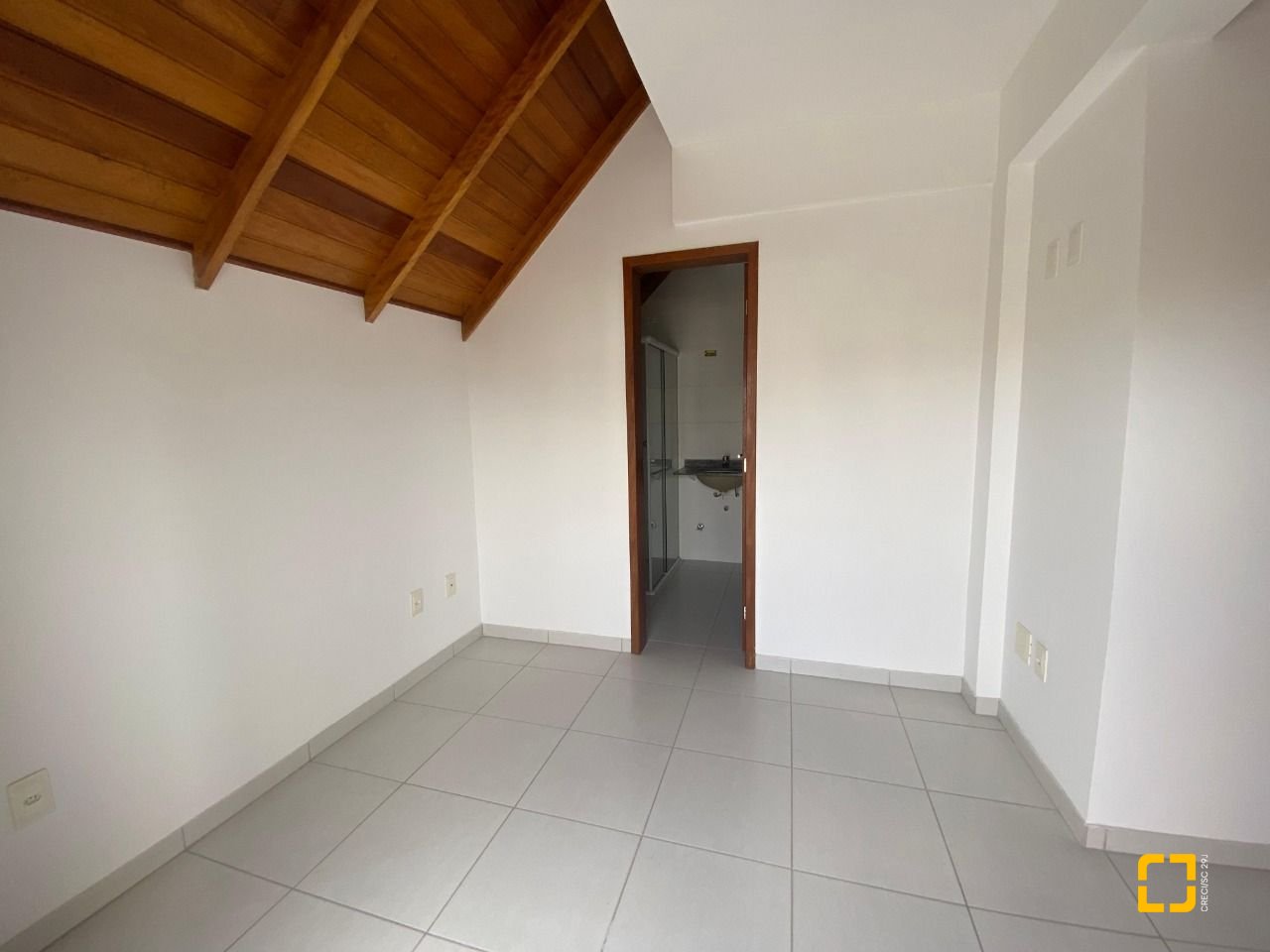 Cobertura com 99m², 6 quartos (sendo 3 suítes), 2 garagens, no bairro Capoeiras em Florianópolis